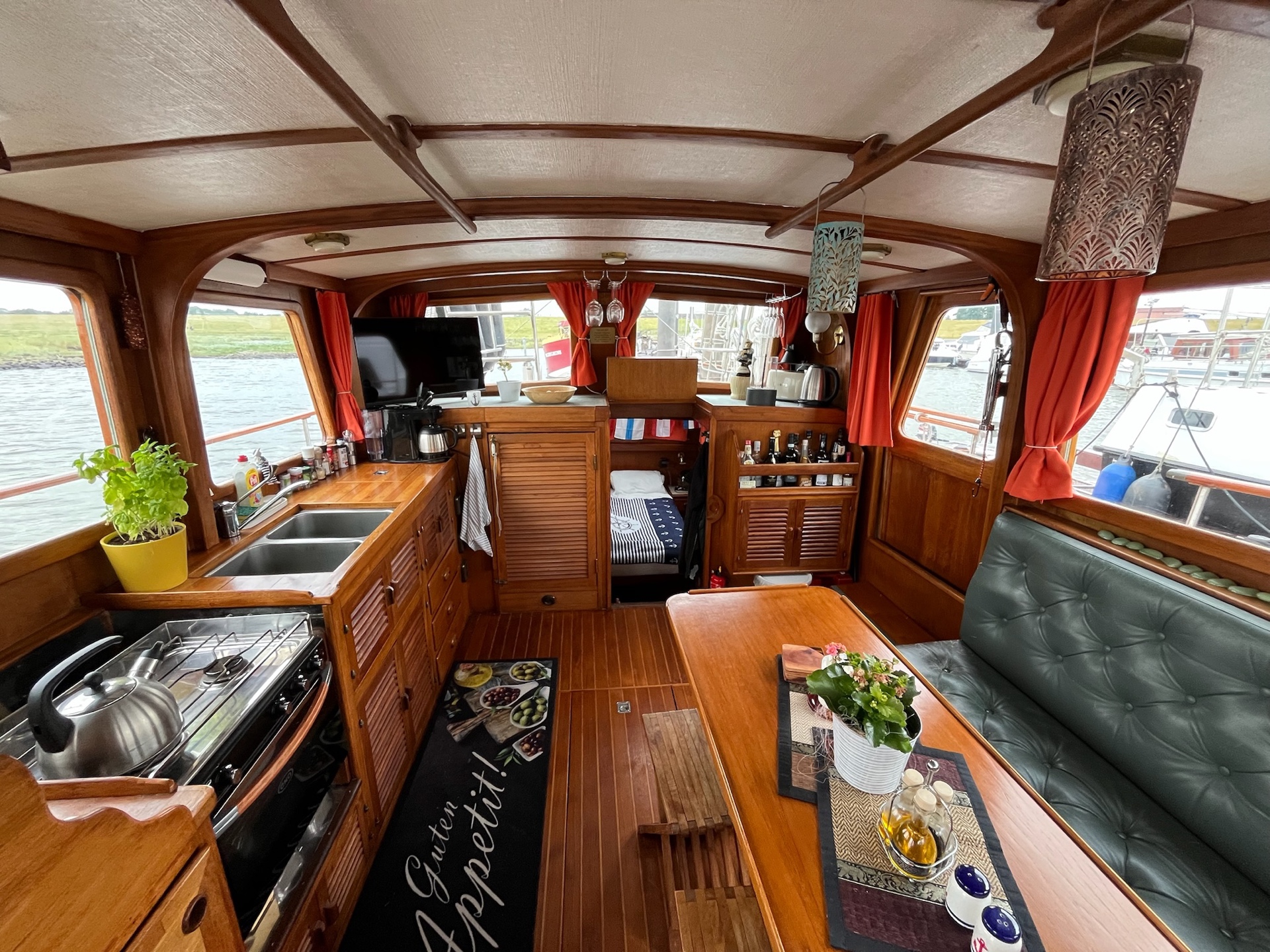 Salon mit Pantry an Bord des Seewolf