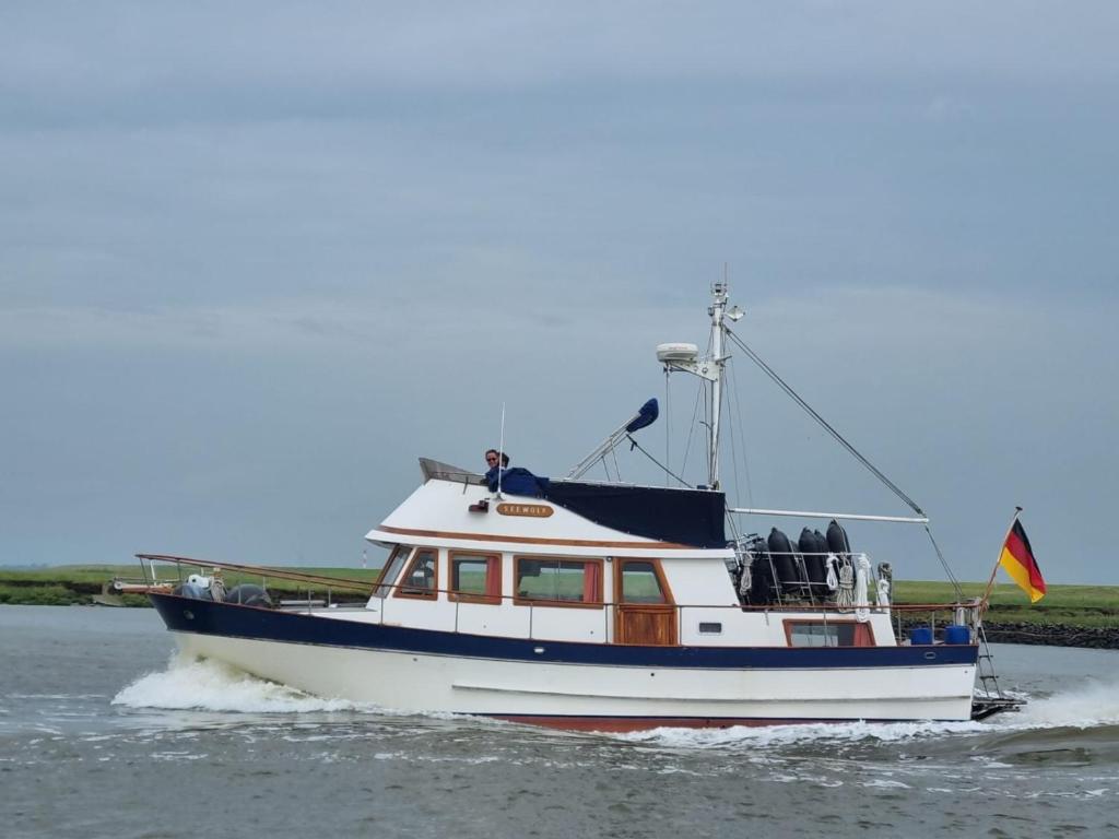 Trawler Seewolf im Altenbrucher Hafen