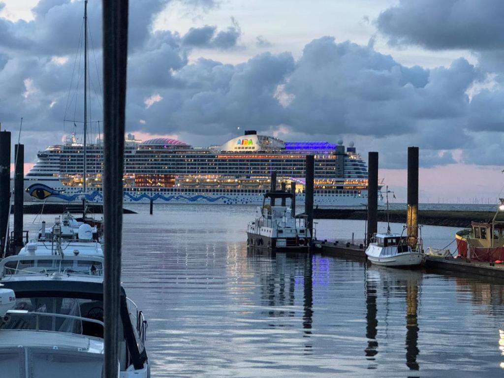 AIDA Kreuzfahrtschiff im Cuxhavener Hafen