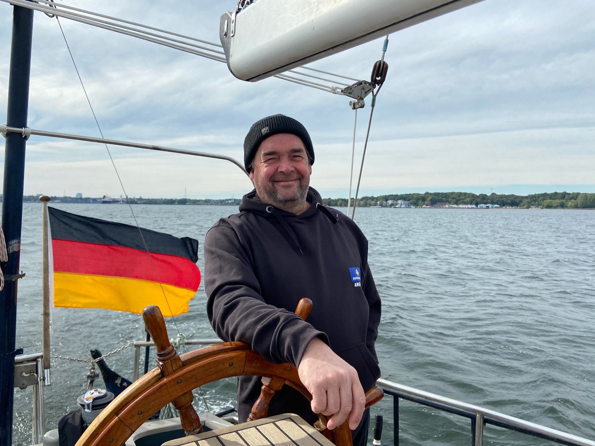 Jan am Steuerrad des Seewolf
